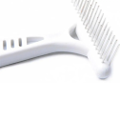 Brosse blanche pour chien TOUTES RACES pour poils courts et mi-longs. 33 dents sur 2 rangées, ergonomique, souple et rigide à la fois, légère, pas chère, efficace. brosse de près.