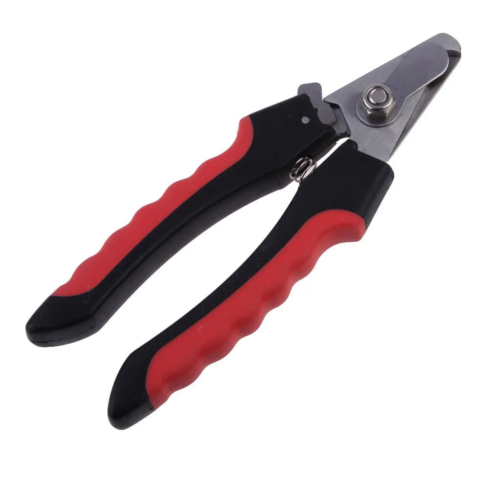 Coupe ongles professionnel pour chiens et chats PETS, lame en acier inoxydable arrondi pour une coupe sans douleur régulière et propre. Repose patte pour que votre animal ne bouge pas lors de la coupe. Fermoir pour ranger votre outil en toute sécurité . Toilettage, économie , vétérinaire beauté . Poignée ergonomique et confortable . Cadeau IDEAL !! TOUTES RACES , TOUTES TAILLES ! Sans fermoir