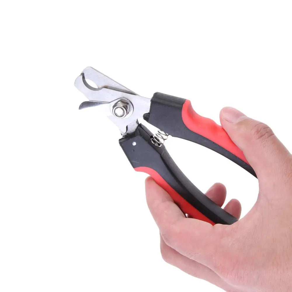 Coupe ongles professionnel pour chiens et chats PETS, lame en acier inoxydable arrondi pour une coupe sans douleur régulière et propre. Repose patte pour que votre animal ne bouge pas lors de la coupe. Fermoir pour ranger votre outil en toute sécurité . Toilettage, économie , vétérinaire beauté . Poignée ergonomique et confortable . Cadeau IDEAL !! TOUTES RACES , TOUTES TAILLES en main