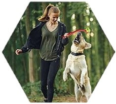 45 cm !! Faites plaisir à votre chien avec ces lanceurs pour animaux de compagnie de Canis Area ! Vous lancerez 2 à 3 fois plus loin qu'à main nue. Ne vous baissez plus pour ramasser la balle qu'il vous rapporte ! Choisissez verts, bleu ou rose. Parfait pour de longues parties de jeux avec lui ! Amusez-vous bien ! La fille qui court