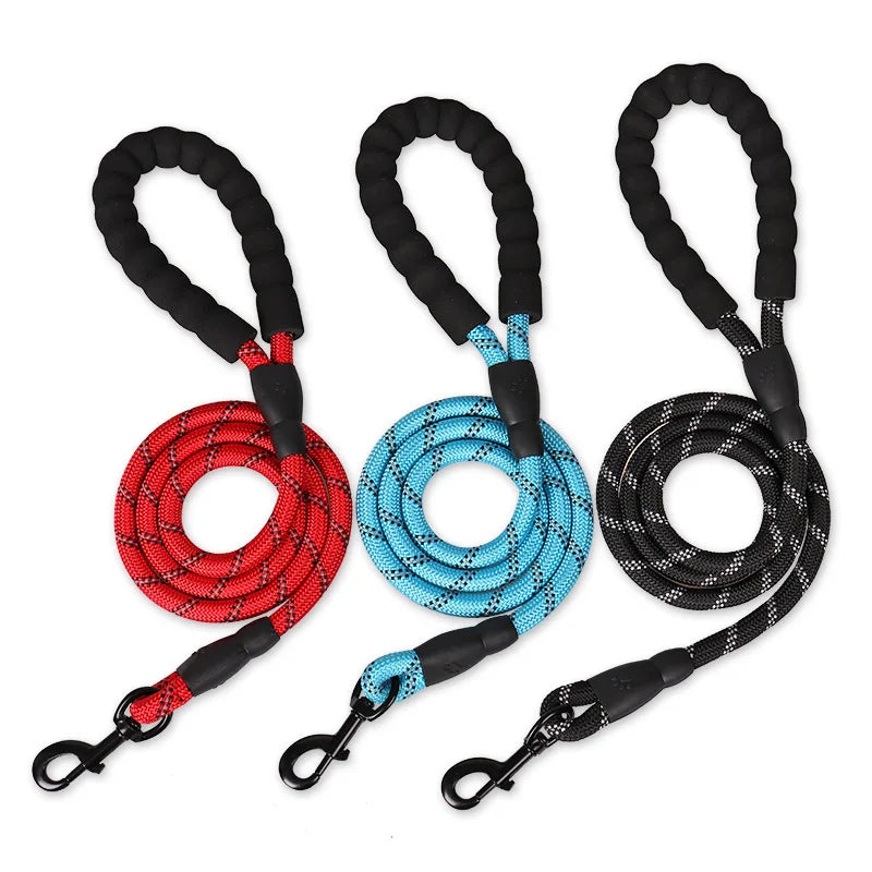 Laisse de dressage réfléchissante et robuste. 3 tailles : 1,5 m , 2 m ou 3 mètres ! 3 épaisseurs disponibles : 0,8 cm , 1 cm ou 1,2 cm ! 7 coloris disponibles ! Robuste et fiable avec une poignée ergonomique et moelleuse. La laisse de dressage reste souple et résistante. IDEAL DRESSAGE. MEILLEURE VENTE AMAZON !! C'est l'histoire d'une laisse rouge, une bleu ciel, et une noir : laquelle est la plus solide ?