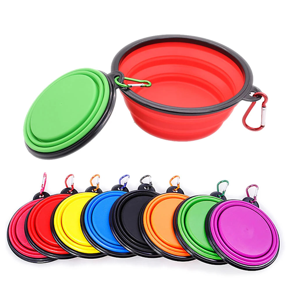 GAMELLE de voyage pliable, rétractable. Pratique et résistante, facile d'entretien, lavable en machine ou à la main, 5 coloris, 13 cm de diamètre. EAU et NOURRITURE pour toutes LES RACES de CHIENS, de CHATS, et animaux de compagnie. Pour la PATPATROUILLE aussi !! Solide et fiable pour votre quotidien ! Parfait pour les randonnées et les voyages ! Coloris disponible en Violet, Rouge, Bleu, Vert, Noir … Toute l’équipe a choisi la Verte 😉 Assortiment