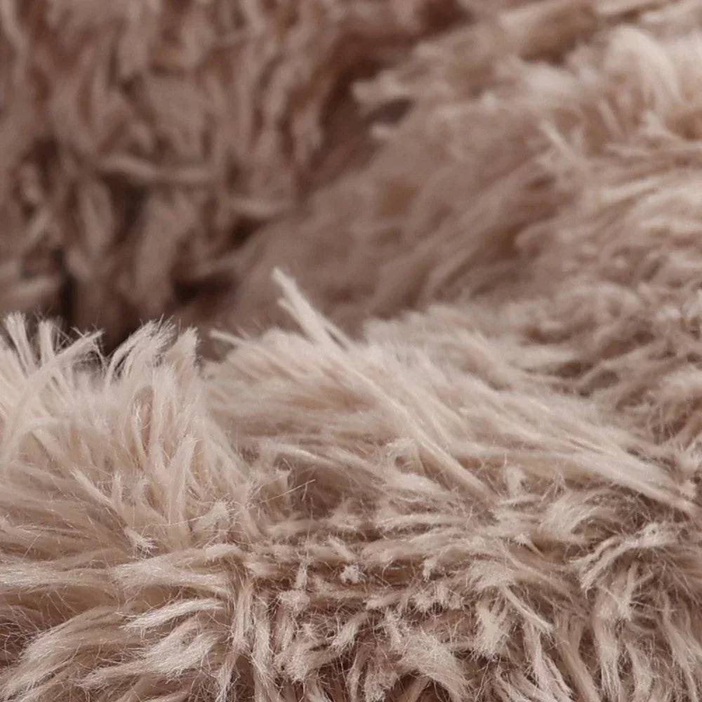 Coussin peluche moelleux, confortable élégant bord surélevé. Grande variété des modèles, lessivable : lavable en machine. 20 COLORIS 8 TAILLES Diamètre 30 cm, 40 cm, 50 cm, 60 cm, 70 cm, 80 cm, 90 cm, 100 cm ! 1 METRE de diamètre ! pour des chiens jusqu'à 40 kg. rembourré en fibre polaire Gros plan