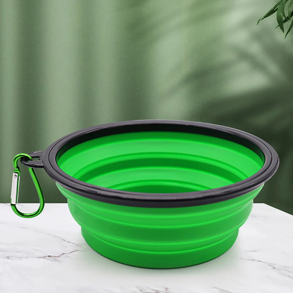 GAMELLE de voyage pliable, rétractable. Pratique et résistante, facile d'entretien, lavable en machine ou à la main, 5 coloris, 13 cm de diamètre. EAU et NOURRITURE pour toutes LES RACES de CHIENS, de CHATS, et animaux de compagnie. Pour la PATPATROUILLE aussi !! Solide et fiable pour votre quotidien ! Parfait pour les randonnées et les voyages ! Coloris disponible en Violet, Rouge, Bleu, Vert, Noir … Toute l’équipe a choisi la Verte 😉 COUP DE COEUR !