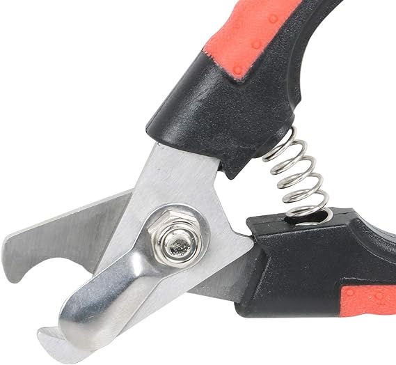 Coupe ongles professionnel pour chiens et chats PETS, lame en acier inoxydable arrondi pour une coupe sans douleur régulière et propre. Repose patte pour que votre animal ne bouge pas lors de la coupe. Fermoir pour ranger votre outil en toute sécurité . Toilettage, économie , vétérinaire beauté . Poignée ergonomique et confortable . Cadeau IDEAL !! TOUTES RACES , TOUTES TAILLES et ressors