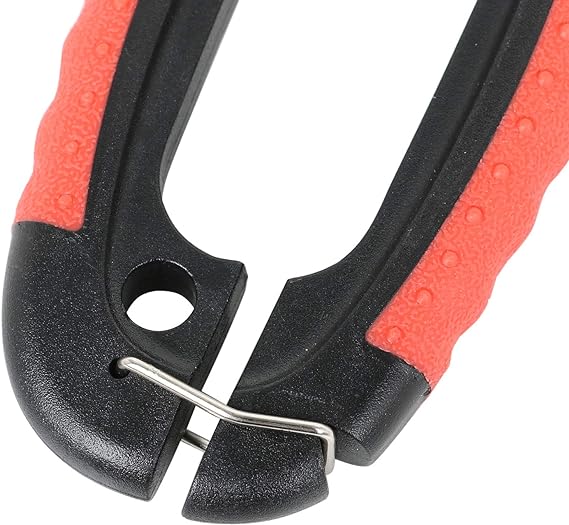 Coupe ongles professionnel pour chiens et chats PETS, lame en acier inoxydable arrondi pour une coupe sans douleur régulière et propre. Repose patte pour que votre animal ne bouge pas lors de la coupe. Fermoir pour ranger votre outil en toute sécurité . Toilettage, économie , vétérinaire beauté . Poignée ergonomique et confortable . Cadeau IDEAL !! TOUTES RACES , TOUTES TAILLES fermoir